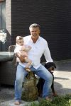 Kanne Belgie 14 september 2021
Emile ratelband met zijn 1 jaar oude dochter Betheke-Pleun in de tuin van zijn huis.