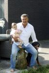 Kanne Belgie 14 september 2021
Emile ratelband met zijn 1 jaar oude dochter Betheke-Pleun in de tuin van zijn huis.