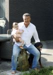 Kanne Belgie 14 september 2021
Emile ratelband met zijn 1 jaar oude dochter Betheke-Pleun in de tuin van zijn huis.