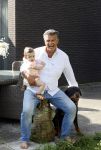 Kanne Belgie 14 september 2021
Emile ratelband met zijn 1 jaar oude dochter Betheke-Pleun in de tuin van zijn huis.