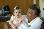 Kanne Belgie 14 september 2021
Emile ratelband met zijn 1 jaar oude dochter Betheke-Pleun in de tuin van zijn huis.