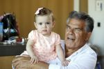 Kanne Belgie 14 september 2021
Emile ratelband met zijn 1 jaar oude dochter Betheke-Pleun in de tuin van zijn huis.
