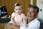 Kanne Belgie 14 september 2021
Emile ratelband met zijn 1 jaar oude dochter Betheke-Pleun in de tuin van zijn huis.