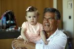 Kanne Belgie 14 september 2021
Emile ratelband met zijn 1 jaar oude dochter Betheke-Pleun in de tuin van zijn huis.