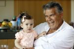 Kanne Belgie 14 september 2021
Emile ratelband met zijn 1 jaar oude dochter Betheke-Pleun in de tuin van zijn huis.