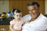Kanne Belgie 14 september 2021
Emile ratelband met zijn 1 jaar oude dochter Betheke-Pleun in de tuin van zijn huis.