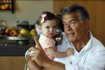 Kanne Belgie 14 september 2021
Emile ratelband met zijn 1 jaar oude dochter Betheke-Pleun in de tuin van zijn huis.