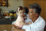 Kanne Belgie 14 september 2021
Emile ratelband met zijn 1 jaar oude dochter Betheke-Pleun in de tuin van zijn huis.