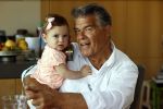 Kanne Belgie 14 september 2021
Emile ratelband met zijn 1 jaar oude dochter Betheke-Pleun in de tuin van zijn huis.