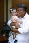 Kanne Belgie 14 september 2021
Emile ratelband met zijn 1 jaar oude dochter Betheke-Pleun in de tuin van zijn huis.