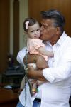 Kanne Belgie 14 september 2021
Emile ratelband met zijn 1 jaar oude dochter Betheke-Pleun in de tuin van zijn huis.