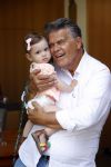 Kanne Belgie 14 september 2021
Emile ratelband met zijn 1 jaar oude dochter Betheke-Pleun in de tuin van zijn huis.