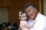 Kanne Belgie 14 september 2021
Emile ratelband met zijn 1 jaar oude dochter Betheke-Pleun in de tuin van zijn huis.