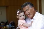 Kanne Belgie 14 september 2021
Emile ratelband met zijn 1 jaar oude dochter Betheke-Pleun in de tuin van zijn huis.