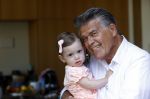 Kanne Belgie 14 september 2021
Emile ratelband met zijn 1 jaar oude dochter Betheke-Pleun in de tuin van zijn huis.