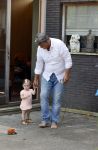 Kanne Belgie 14 september 2021
Emile ratelband met zijn 1 jaar oude dochter Betheke-Pleun in de tuin van zijn huis.