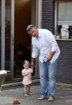 Kanne Belgie 14 september 2021
Emile ratelband met zijn 1 jaar oude dochter Betheke-Pleun in de tuin van zijn huis.