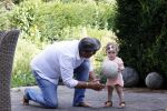 Kanne Belgie 14 september 2021
Emile ratelband met zijn 1 jaar oude dochter Betheke-Pleun in de tuin van zijn huis.