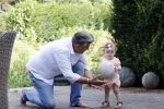 Kanne Belgie 14 september 2021
Emile ratelband met zijn 1 jaar oude dochter Betheke-Pleun in de tuin van zijn huis.