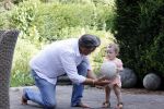 Kanne Belgie 14 september 2021
Emile ratelband met zijn 1 jaar oude dochter Betheke-Pleun in de tuin van zijn huis.