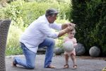 Kanne Belgie 14 september 2021
Emile ratelband met zijn 1 jaar oude dochter Betheke-Pleun in de tuin van zijn huis.