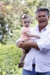 Kanne Belgie 14 september 2021
Emile ratelband met zijn 1 jaar oude dochter Betheke-Pleun in de tuin van zijn huis.