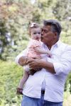 Kanne Belgie 14 september 2021
Emile ratelband met zijn 1 jaar oude dochter Betheke-Pleun in de tuin van zijn huis.