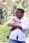 Kanne Belgie 14 september 2021
Emile ratelband met zijn 1 jaar oude dochter Betheke-Pleun in de tuin van zijn huis.