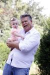 Kanne Belgie 14 september 2021
Emile ratelband met zijn 1 jaar oude dochter Betheke-Pleun in de tuin van zijn huis.