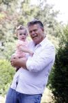 Kanne Belgie 14 september 2021
Emile ratelband met zijn 1 jaar oude dochter Betheke-Pleun in de tuin van zijn huis.