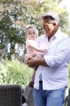 Kanne Belgie 14 september 2021
Emile ratelband met zijn 1 jaar oude dochter Betheke-Pleun in de tuin van zijn huis.