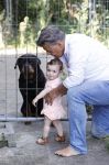 Kanne Belgie 14 september 2021
Emile ratelband met zijn 1 jaar oude dochter Betheke-Pleun in de tuin van zijn huis.
