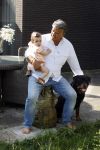 Kanne Belgie 14 september 2021
Emile ratelband met zijn 1 jaar oude dochter Betheke-Pleun in de tuin van zijn huis.