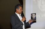 Amsterdam 30 september 2021
Boekpresentatie Jos Brink in Carre . Frank Sanders ontvangt het eerste boek uit handen van de schrijver Tom v d Oetelaar.