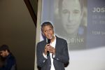 Amsterdam 30 september 2021
Boekpresentatie Jos Brink in Carre . Frank Sanders ontvangt het eerste boek uit handen van de schrijver Tom v d Oetelaar.