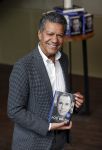Amsterdam 30 september 2021
Boekpresentatie Jos Brink in Carre . Frank Sanders ontvangt het eerste boek uit handen van de schrijver Tom v d Oetelaar.