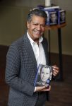 Amsterdam 30 september 2021
Boekpresentatie Jos Brink in Carre . Frank Sanders ontvangt het eerste boek uit handen van de schrijver Tom v d Oetelaar.
