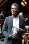 Amsterdam 30 september 2021
Boekpresentatie Jos Brink in Carre . Frank Sanders ontvangt het eerste boek uit handen van de schrijver Tom v d Oetelaar.