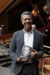 Amsterdam 30 september 2021
Boekpresentatie Jos Brink in Carre . Frank Sanders ontvangt het eerste boek uit handen van de schrijver Tom v d Oetelaar.