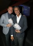Amsterdam 30 september 2021
Boekpresentatie Jos Brink in Carre . Frank Sanders ontvangt het eerste boek uit handen van de schrijver Tom v d Oetelaar.