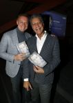 Amsterdam 30 september 2021
Boekpresentatie Jos Brink in Carre . Frank Sanders ontvangt het eerste boek uit handen van de schrijver Tom v d Oetelaar.