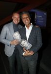 Amsterdam 30 september 2021
Boekpresentatie Jos Brink in Carre . Frank Sanders ontvangt het eerste boek uit handen van de schrijver Tom v d Oetelaar.