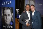 Amsterdam 30 september 2021
Boekpresentatie Jos Brink in Carre . Frank Sanders ontvangt het eerste boek uit handen van de schrijver Tom v d Oetelaar.