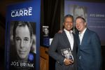 Amsterdam 30 september 2021
Boekpresentatie Jos Brink in Carre . Frank Sanders ontvangt het eerste boek uit handen van de schrijver Tom v d Oetelaar.
