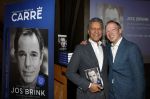 Amsterdam 30 september 2021
Boekpresentatie Jos Brink in Carre . Frank Sanders ontvangt het eerste boek uit handen van de schrijver Tom v d Oetelaar.