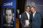 Amsterdam 30 september 2021
Boekpresentatie Jos Brink in Carre . Frank Sanders ontvangt het eerste boek uit handen van de schrijver Tom v d Oetelaar.