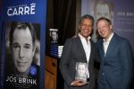 Amsterdam 30 september 2021
Boekpresentatie Jos Brink in Carre . Frank Sanders ontvangt het eerste boek uit handen van de schrijver Tom v d Oetelaar.