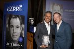 Amsterdam 30 september 2021
Boekpresentatie Jos Brink in Carre . Frank Sanders ontvangt het eerste boek uit handen van de schrijver Tom v d Oetelaar.