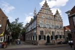 Naarden 24 september 2021
Nina ten Brink de dochter van Robert ten Brink en zijn vrouw Roos trouwt in het gemeentehuis van Naarden Vesting met haar man Laurens Jan . Ze arriveren in een bakfiets.