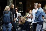 Amsterdam 4 september 2021
Gerald Roethof heeft een meisje aangereden die op de fiets reed . Het ongeluk gebeurde op de beethovenstraat. Daarna kwam zijn vriendin, Anna Sara Prins kwam naar hem toe.